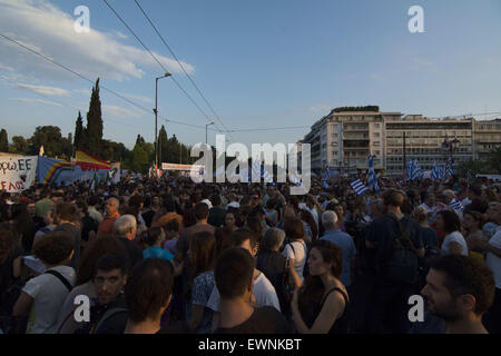 Athens, Greece. 29th June, 2015. Thousands gather outside the parliament to protest and appeal for a 'No'' vote on the bailout referendum planned to be held on July 5th where Greek citizens will get to decide whether they agree or not to the deal offered by the Institutions(ECB, IMF, EU) and the austerity measures that come with it. © Nikolas Georgiou/ZUMA Wire/ZUMAPRESS.com/Alamy Live News Stock Photo
