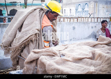 Dhaka, Bangladesh. 29th June, 2015. A construction worker working at the construction site of a fly-over. The construction of Moghbajar Fly-over generates work for some people in Dhaka. © Belal Hossain Rana/Pacific Press/Alamy Live News Stock Photo