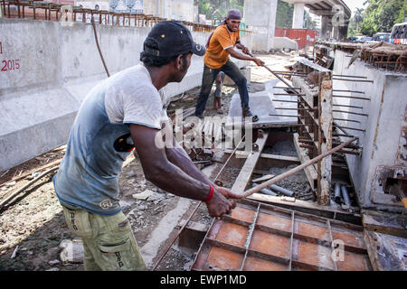 Dhaka, Bangladesh. 29th June, 2015. Construction workers working at the construction site of a fly-over. The construction of Moghbajar Fly-over generates work for some people in Dhaka. © Belal Hossain Rana/Pacific Press/Alamy Live News Stock Photo