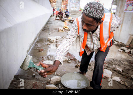 Dhaka, Bangladesh. 29th June, 2015. A construction worker working at the construction site of a fly-over. The construction of Moghbajar Fly-over generates work for some people in Dhaka. © Belal Hossain Rana/Pacific Press/Alamy Live News Stock Photo