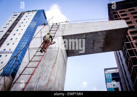 Dhaka, Bangladesh. 29th June, 2015. A construction worker working at the construction site of a fly-over. The construction of Moghbajar Fly-over generates work for some people in Dhaka. © Belal Hossain Rana/Pacific Press/Alamy Live News Stock Photo