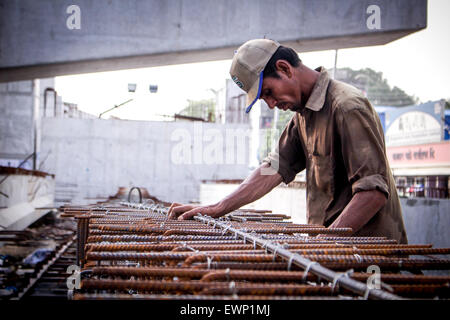 Dhaka, Bangladesh. 29th June, 2015. A construction worker working at the construction site of a fly-over. The construction of Moghbajar Fly-over generates work for some people in Dhaka. © Belal Hossain Rana/Pacific Press/Alamy Live News Stock Photo