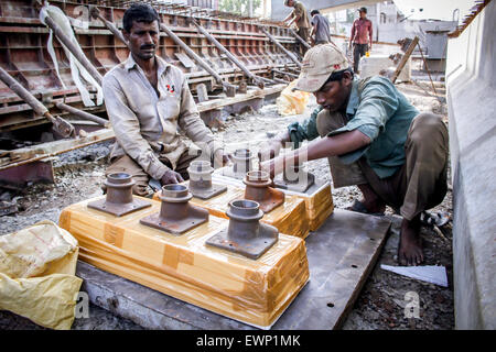 Dhaka, Bangladesh. 29th June, 2015. Workers working at the construction site of a fly-over .The construction of Moghbajar Fly-over generates work for some people in Dhaka. © Belal Hossain Rana/Pacific Press/Alamy Live News Stock Photo