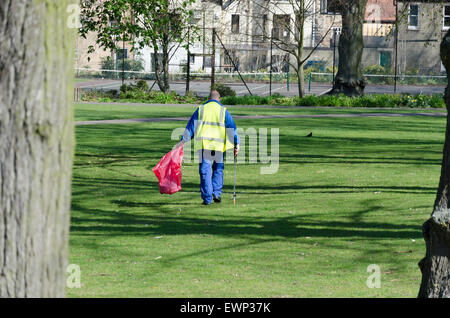 Council worker picking up litter on Christ's Pieces in Cambridge Stock Photo