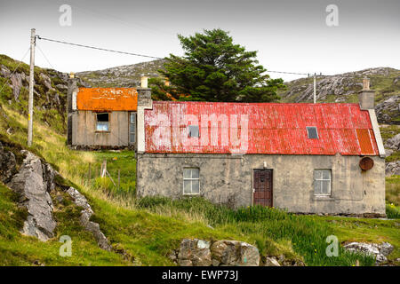 Abandoned old croft house on the Golden Road on the East side of the Isle of Harris, Outer Hebrides, Scotland, UK. Stock Photo