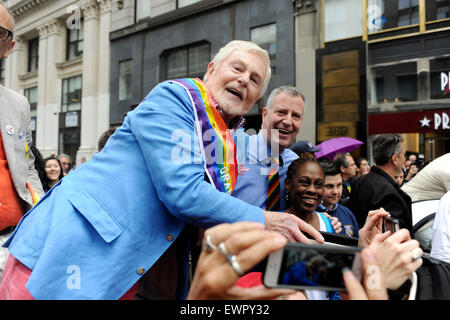 New York City. 28th June, 2015. Derek Jacobi and New York Mayor Bill De Blasio march in the 2015 NYC Pride March on June 28, 2015 in New York City./picture alliance © dpa/Alamy Live News Stock Photo