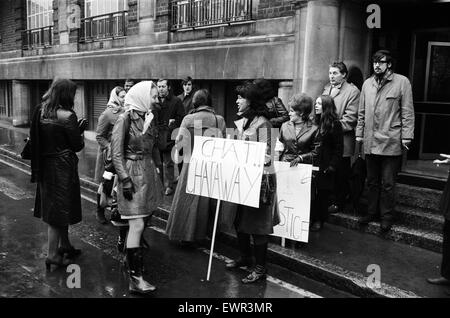 Pickets, members of the Union of Post Office Workers and Postal and Telegraph officers were on duty outside the Overseas Telephone Exchange, Wren House, Carter Lane, London. But despite this, many telephonists reported for duty. 20th January 1971. Stock Photo