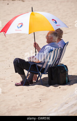 Bournemouth, Dorset, UK. 30th June, 2015. UK Weather: hot sunny day at Bournemouth Beach - sunseekers flock to the seaside as temperatures rise and heatwave forecast Credit:  Carolyn Jenkins/Alamy Live News Stock Photo