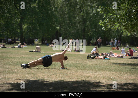 London, UK. 30th June, 2015. Green Park London England on the hottest day of the year so far when temperatures reached the low 30's centigrade. 30 June 2015 Credit:  BRIAN HARRIS/Alamy Live News Stock Photo