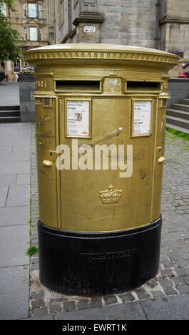 SCOTLAND EDINBURGH GOLD POST BOX ROYAL MAIL CHRIS HOY, GOLD MEDAL WINNER, LONDON 2012 , OLYMPIC GAMES Stock Photo