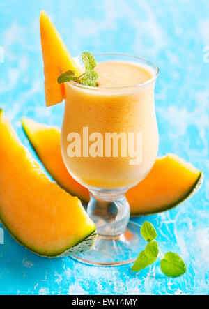 'Cantaloupe Breeze'. Melon drink in glasses with slices of melon and mint Stock Photo