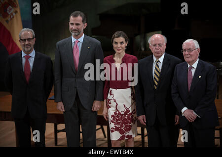 (150701) -- MEXICO CITY, July 1, 2015 (Xinhua) -- (L to R) Rector of the University of Salamanca Daniel Hernandez Ruiperez, Spain's King Felipe VI, Queen Letizia, Rector of the National Autonomous University of Mexico (UNAM) Jose Narro Robles and Director of Cervantes Institute Victor Garcia de la Concha pose for photos during the signing of a cooperation agreement between the UNAM, the University of Salamanca and the Cervantes Institute of Spain, for the implementation of the International Service of Evaluation of the Spanish Language at the Ancient San Ildefonso College, in Mexico City, capi Stock Photo