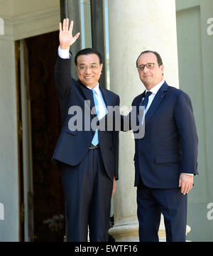 Paris. 30th June, 2015. Chinese Premier Li Keqiang (L) meets with French President Francois Hollande in Paris June 30, 2015. © Li Xueren/Xinhua/Alamy Live News Stock Photo