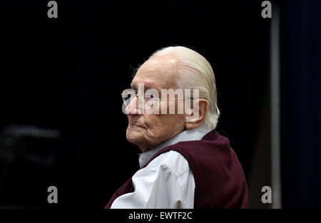 Lueneburg, Germany. 01st July, 2015. 94-year-old defendant and German former SS officer, Oskar Groening, dubbed the 'bookkeeper of Auschwitz', sits in a courtroom in Lueneburg, Germany, 01 July 2015. Groening and a survivor of the Nazi death camp testify in a German court as his historic trial approaches a verdict. Photo: RONNY HARTMANN/dpa/Alamy Live News Stock Photo