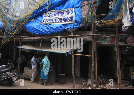 Mumbai, Maharashtra, India. 4th Sep, 2013. 4 Sept. 2013 : Bhendi Bazaar, Mumbai, INDIA:.Demolition work in progress in the Bhendi Bazaar neighborhood as part of the re-development project.STORY :.In Bhendi Bazaar, a market district, in the heart of Mumbai, dilapidated old buildings line the streets. Many have cramped, dark, dingy interiors with crumbling staircases. Some are precariously supported by bamboo poles. Giant rats scurry across the floors. Such decayed surroundings ought to be deserted, but Bhendi Bazaar district, where the majority of the community is made up of Dawoodi Bohr Stock Photo