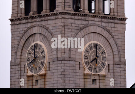 Washington, USA. 30th June, 2015. Photo taken on 235960 GMT on June 30, 2015 shows the clock on the ancient Post Office building in Washington, the United States of America. Timekeepers on Tuesday tacked a second to the clock to compensate for a slightly slower Earth rotation. The leap second means the clock will move from 23:59:59 to 23:59:60 before it hits midnight of universal time. © Yin Bogu/Xinhua/Alamy Live News