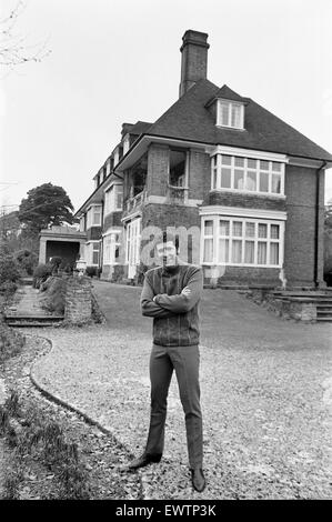 Tom Jones Singer in his home town in Wales standing by brick wall Stock ...