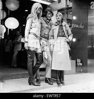 Yves Saint Laurent, designer pictured outside his first London Rive Gauche store on New Bond Street, London, opening day of boutique, and with muses Louise de La Falaise, aka Loulou (right) and Betty Catroux (left). 10th September 1969. Stock Photo