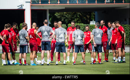 Memoriseren Augment Champagne Head coach Pep Guardiola, front, of of Bayern Munich speaks next to Thomas  Muller at a press conference for the upcoming friendly soccer match against  Stock Photo - Alamy