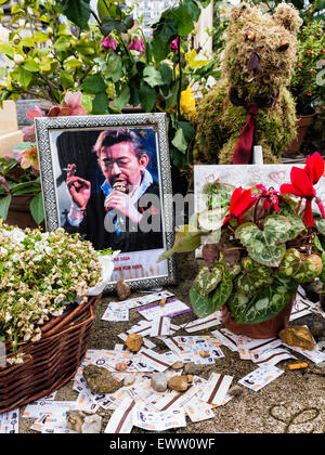 Cimetiere du Montparnasse, Montparnasse Cemetery Paris, Famous singer grave, Serge Gainsbourg & mementoes left by fans Stock Photo