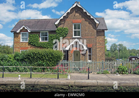 Stanstead Abbotts Hertfordshire Lock Keepers House River Lee River Lea Lee Valley Canal Boats Moored Waterway Stock Photo