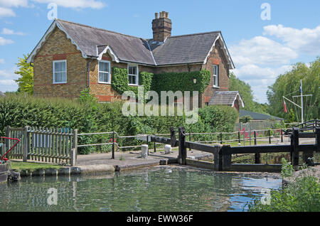 Stanstead Abbotts Hertfordshire Lock Keepers House River Lock 4 Lee River Lea Lee Valley Canal Boats Moored Waterway Stock Photo