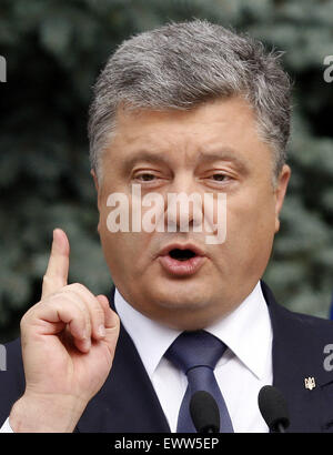 Kiev, Ukraine. 1st July, 2015. Ukrainian President Petro Poroshenko speaks to journalists during a presentation of the draft changes to the Ukrainian Constitution, at the Presidential office in Kiev, Ukraine, 01 July 2015. A Constitutional Commission was established earlier this year to draw up constitutional reforms in response to international demands after an uprising by pro-Russian separatists in the east of the country and aimed at decentralizing powers in Ukraine - except from the defence, security and foreign policy. Credit:  Serg Glovny/ZUMA Wire/ZUMAPRESS.com/Alamy Live News Stock Photo