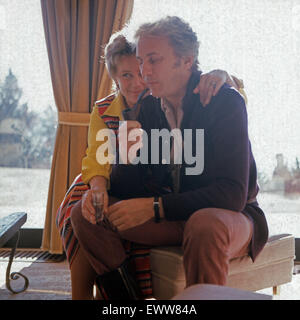 Österreichische Schauspielerin Maria Schell mit Ehemann Veit Relin, Deutschland 1970er Jahre. Austrian actress Maria Schell with husband Veit Relin, Germany 1970s. 6x6Dia49 Stock Photo