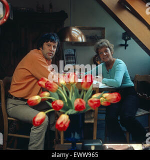 Deutsches Schauspielerehepaar Heinz Baumann und Gardy Brombacher, Deutschland 1970er Jahre. German actor couple Heinz Baumann and Gardy Brombacher, Germany 1970s. 6x6Dia69 Stock Photo