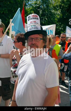 Copenhagen, Denmark. July 1, 2015. The Danish labour market model and the Danish Federation of Trade Unions (LO) won this afternoon in the Danish Labour Court in Copenhagen. Ryanair’s recently established base in Copenhagen is ruled subject to Danish labour laws and industrial actions can be taken by the unions. Unionist and supporter with banner on hat saying: 'Be fair! Ryanair. No thanks to social dumping. Yes, please, to equal terms in Danish aviation.'  Credit:  Niels Quist/Alamy Live News Stock Photo