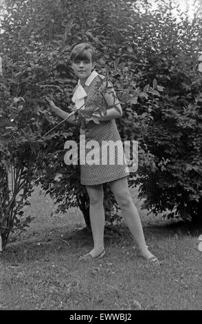 Deutsche Schlagersängerin Gaby Baginsky, Deutschland 1960er Jahre. German schlager singer Gaby Baginsky, Germany 1960s. 24x36Neg285 Stock Photo