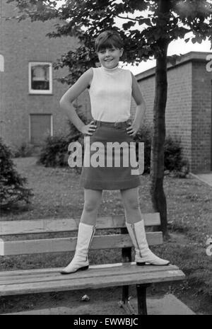 Deutsche Schlagersängerin Gaby Baginsky, Deutschland 1960er Jahre. German schlager singer Gaby Baginsky, Germany 1960s. 24x36Neg285 Stock Photo