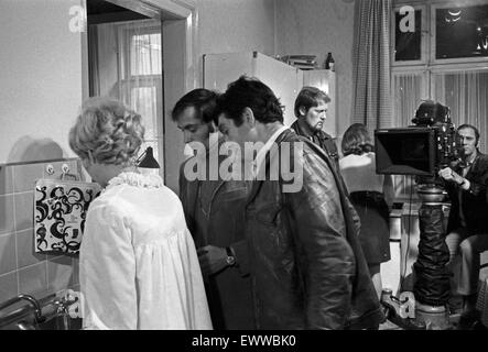 Engelchen macht weiter - Hoppe, hoppe Reiter, Deutschland 1969, Regisseur Michael Verhoeven am Filmset mit Darstellern. 24x36Neg299 Stock Photo