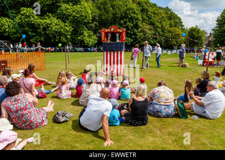 Local Children Watch A Traditional Punch & Judy Show At The Annual Nutley Village Fete, Nutley, Sussex, UK Stock Photo