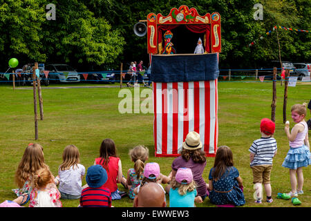 Local Children Watch A Traditional Punch & Judy Show At The Annual Nutley Village Fete, Nutley, Sussex, UK Stock Photo