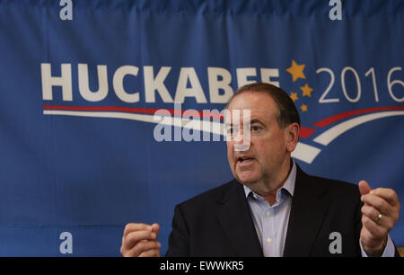 Sioux City, IOWA, USA. 1st July, 2015. Republican presidential candidate MIKE HUCKABEE speaks to a crowd at Minerva's Restaurant during a campaign stop in Sioux City, Iowa, Wednesday July 1, 2015. Credit:  Jerry Mennenga/ZUMA Wire/Alamy Live News Stock Photo