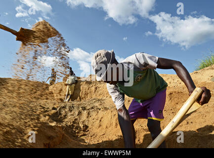 artisanal open pit diamond mining in Kono, Sierra Leone Stock Photo