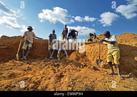 artisanal open pit diamond mining in Kono, Sierra Leone Stock Photo