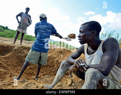 artisanal open pit diamond mining in Kono, Sierra Leone Stock Photo