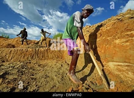 artisanal open pit diamond mining in Kono, Sierra Leone Stock Photo