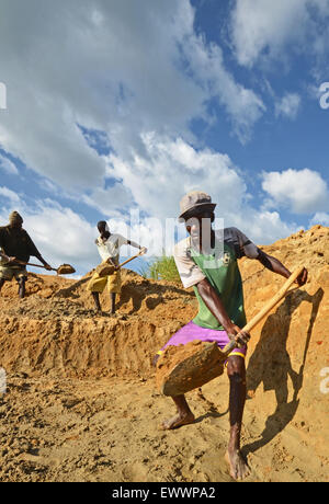 artisanal open pit diamond mining in Kono, Sierra Leone Stock Photo