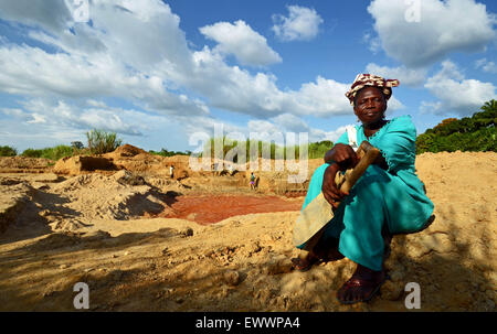 artisanal open pit diamond mining in Kono, Sierra Leone Stock Photo