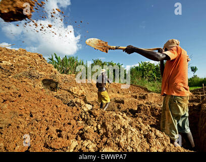 artisanal open pit diamond mining in Kono, Sierra Leone Stock Photo