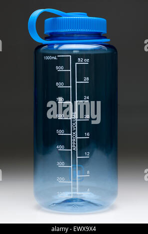 1000ml one litre 32 fluid oz measured clear plastic water bottle with blue screw top and retainer Stock Photo