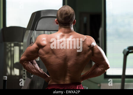 Front Lat Spread Pose at Toronto Pro Bodybuilding Contest Editorial Image -  Image of bodybuilding, physique: 93702555