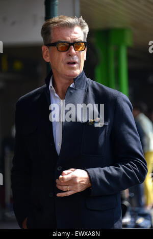 Pierce Brosnan arrives in Milan, Italy. The former James Bond star stops outside and poses with fans while waiting for transport at the airport.  Featuring: Pierce Brosnan Where: Milan, Italy When: 30 Apr 2015 Stock Photo