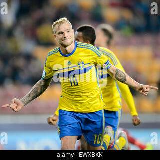 Prague, Czech Republic. 27th June, 2015. John Guidetti of Sweden celebrates during the UEFA Under-21 European Championships 2015 semi-final soccer match Denmark vs Sweden in Prague, Czech Republic, 27 June 2015. Photo: Thomas Eisenhuth/dpa - NO WIRE SERVICE -/dpa/Alamy Live News Stock Photo