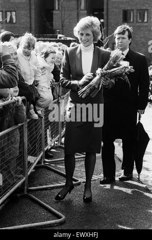 Princess Diana Visiting The Boyd Court Guinness Trust Housing Estate ...