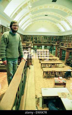 Refurbished, Central Library, Victoria Square, Middlesbrough, 30th December 1992. Reference Librarian Larry Bruce. Stock Photo