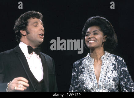 TOM JONES with US singer Nancy Wilson about 1975 Stock Photo